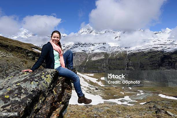 Mujer Joven Disfrutando De Las Montañas Xxxl Foto de stock y más banco de imágenes de Adolescente - Adolescente, Majestuoso, Paisaje no urbano