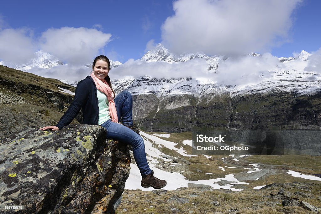 Молодая женщина, наслаждаясь Горы -XXXL - Стоковые фото Величественный роялти-фри
