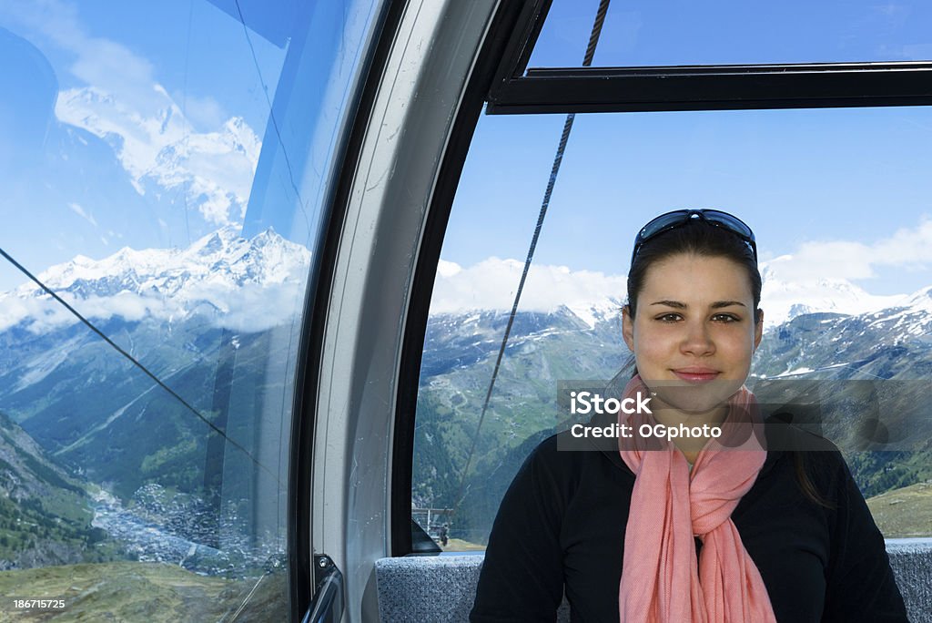 Młoda kobieta jazdy na gondola (cable car) -XXXL - Zbiór zdjęć royalty-free (20-24 lata)
