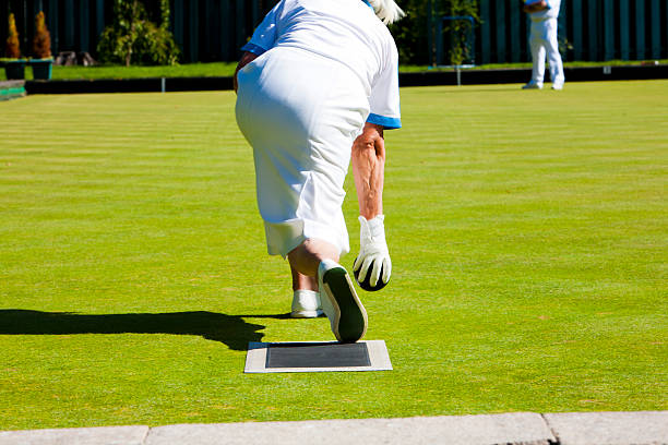 istock Senior lady grass bowling on this sunny day 186716041