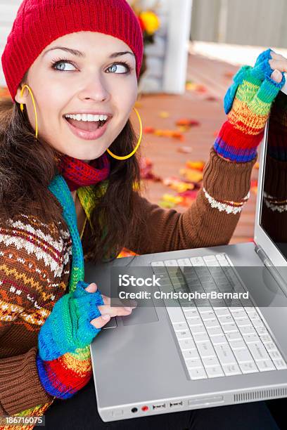 Outono Mulher Sorridente Com O Computador Portátil Ao Ar Livre - Fotografias de stock e mais imagens de 20-24 Anos