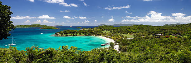 panorama w caneel bay beach, st. john, nas, wyspy dziewicze - caneel bay zdjęcia i obrazy z banku zdjęć