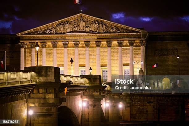 Parlamento Francese Illuminato Di Notte - Fotografie stock e altre immagini di Ambientazione esterna - Ambientazione esterna, Architettura, Bandiera