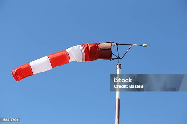 Windsack Gegen Blauen Himmel Stockfoto und mehr Bilder von Blau - Blau, Flagge, Flugfeld