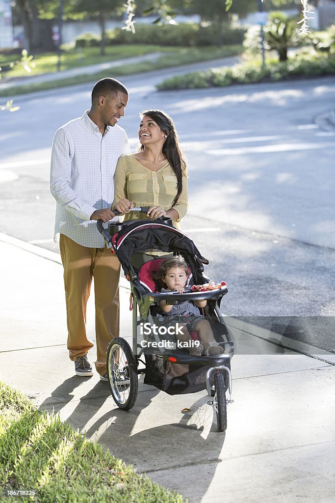 Jovem família com o bebê no carrinho - Foto de stock de Andar royalty-free