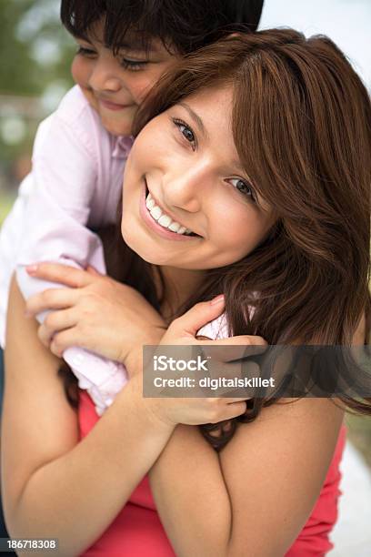 Hispânico Jovem Mãe - Fotografias de stock e mais imagens de Bebé - Bebé, Adolescente, Criança