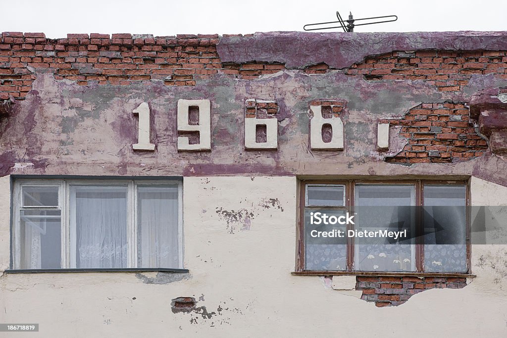 Abandonado edificio en ciudad fantasma de 1968 - Foto de stock de 1968 libre de derechos