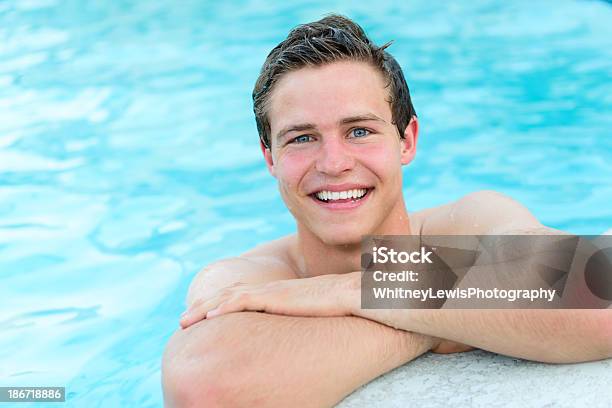 Foto de Bonito Homem Universitário Na Piscina e mais fotos de stock de Adulto - Adulto, Alegria, Ao Lado de Piscina