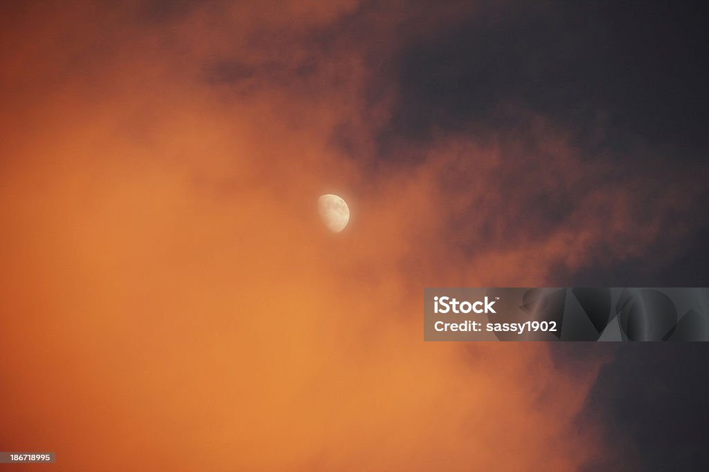 Chmury Dramatyczne niebo Zachód słońca księżyca - Zbiór zdjęć royalty-free (Księżyc)