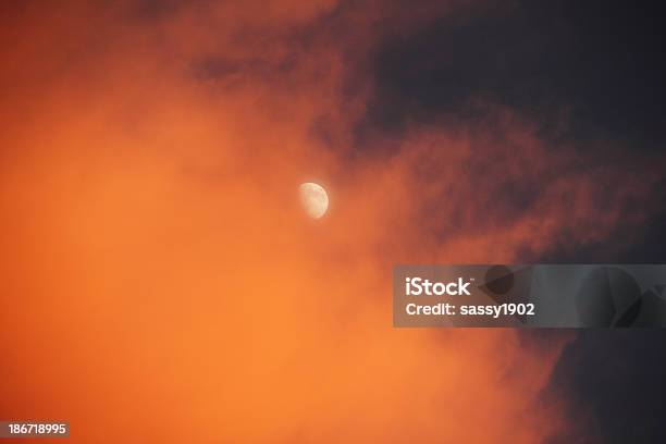 Chmury Dramatyczne Niebo Zachód Słońca Księżyca - zdjęcia stockowe i więcej obrazów Księżyc - Księżyc, Mgła, Alpenglow