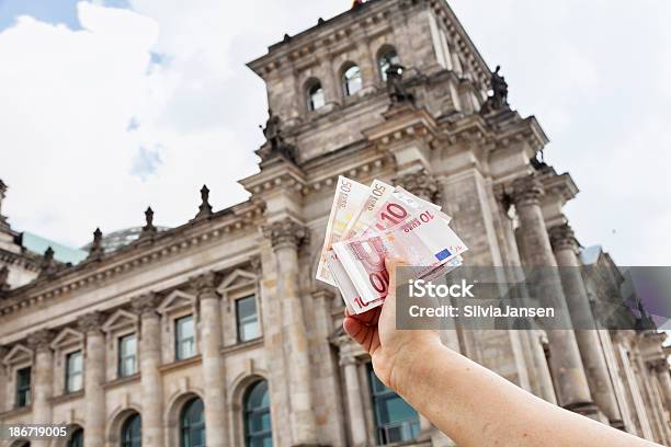 Photo libre de droit de Billets En Euro Le Reichstag En Allemagne banque d'images et plus d'images libres de droit de Finance - Finance, Reichstag, Allemagne