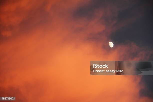 Nuvem Céu Dramático Pôr Do Sol Lua - Fotografias de stock e mais imagens de Acordo - Acordo, Amarelo, Ambiente dramático