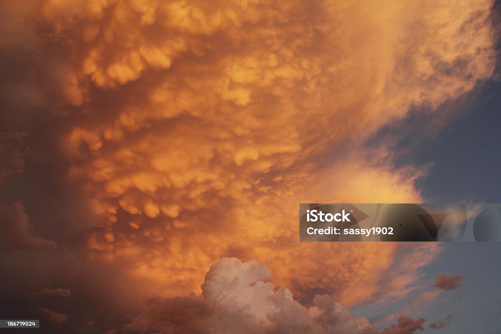 Dramatyczne niebo Zachód słońca chmury - Zbiór zdjęć royalty-free (Mgła)