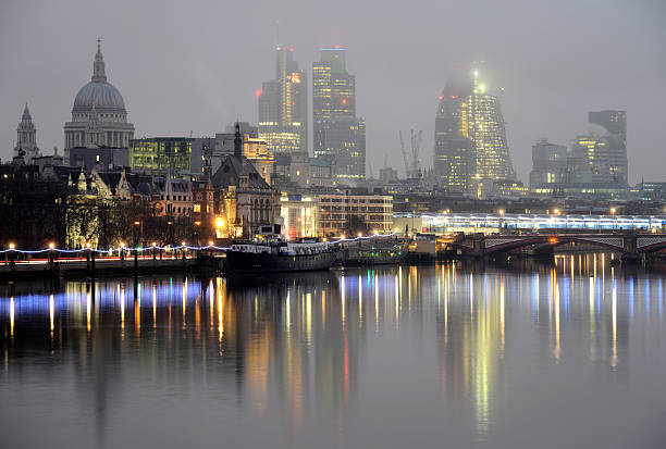 런던 스카이라인과 강의 템스 반사. - st pauls cathedral tourism river fog 뉴스 사진 이미지