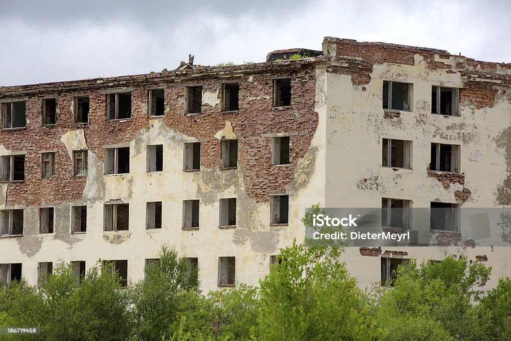 Abandonado edifício na cidade-fantasma - Foto de stock de Acabado royalty-free