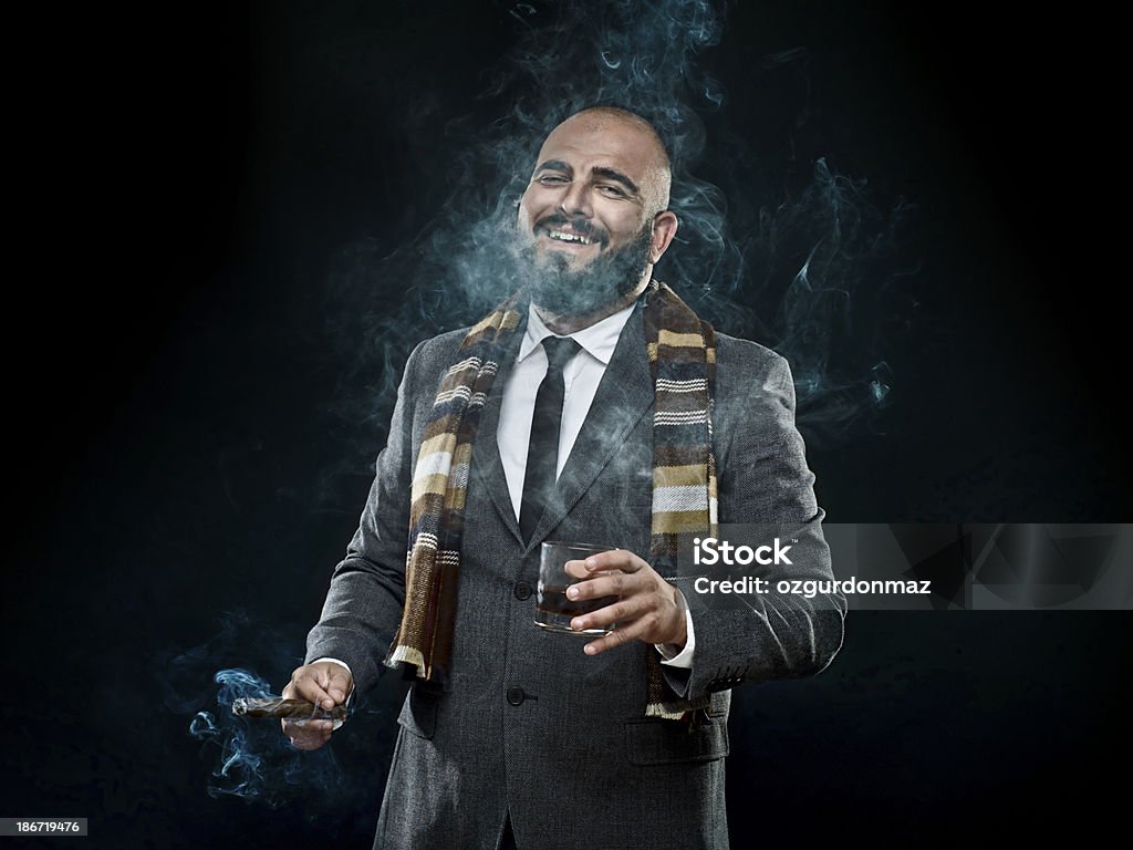 Homme fumeur et boissons - Photo de Rire libre de droits