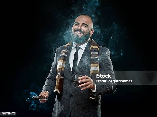 Photo libre de droit de Homme Fumeur Et Boissons banque d'images et plus d'images libres de droit de Rire - Rire, Cigare, Directeur