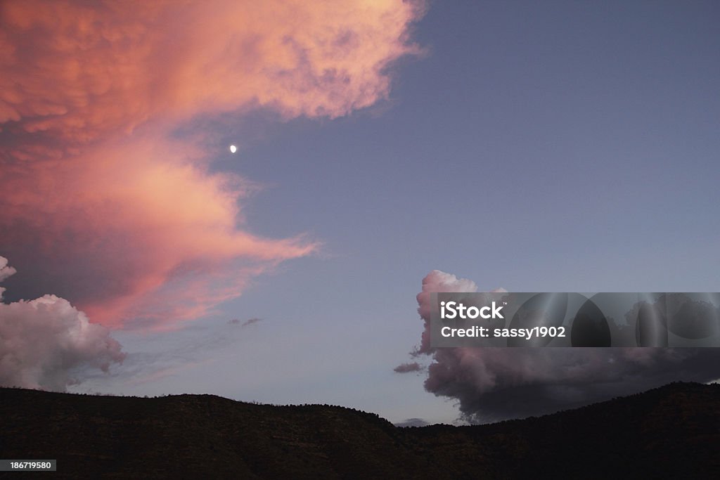 Dramatischen Sonnenuntergang-Himmel Moon Mesa - Lizenzfrei Abenddämmerung Stock-Foto