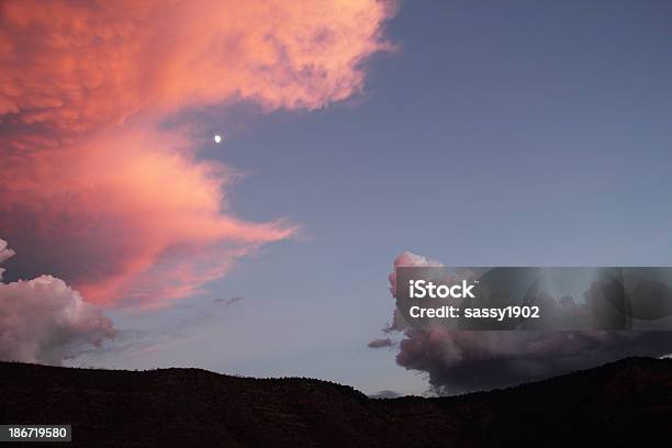 Zachód Słońca Niebo Dramatyczne Księżyc Mesa - zdjęcia stockowe i więcej obrazów Alpenglow - Alpenglow, Aura, Bez ludzi