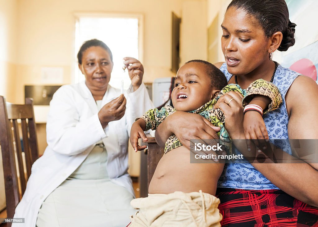 African enfant s'un vaccin - Photo de Enfant libre de droits