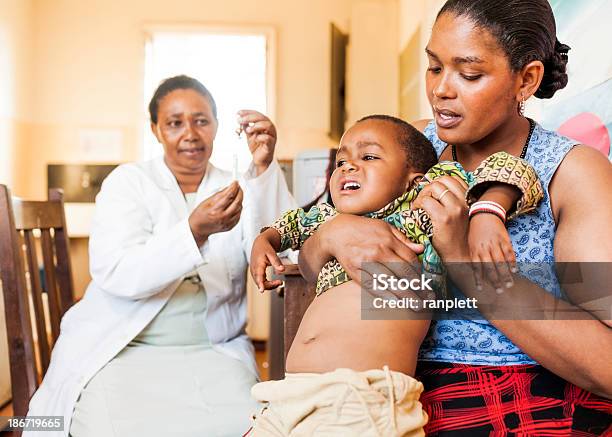 Photo libre de droit de African Enfant Sun Vaccin banque d'images et plus d'images libres de droit de Enfant - Enfant, Kenya, Vaccin
