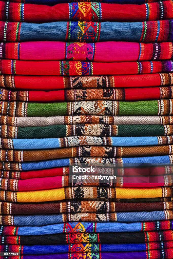 Kolorowe tkaniny na sprzedaż, Peru, Cusco, Peru rynku - Zbiór zdjęć royalty-free (Abstrakcja)