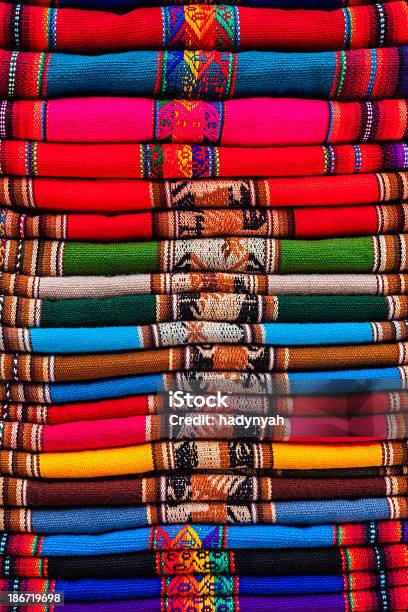 Kolorowe Tkaniny Na Sprzedaż Peru Cusco Peru Rynku - zdjęcia stockowe i więcej obrazów Abstrakcja