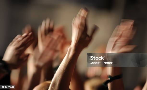 Levantar As Mãos - Fotografias de stock e mais imagens de Aplaudir - Aplaudir, Audiência, Espectador