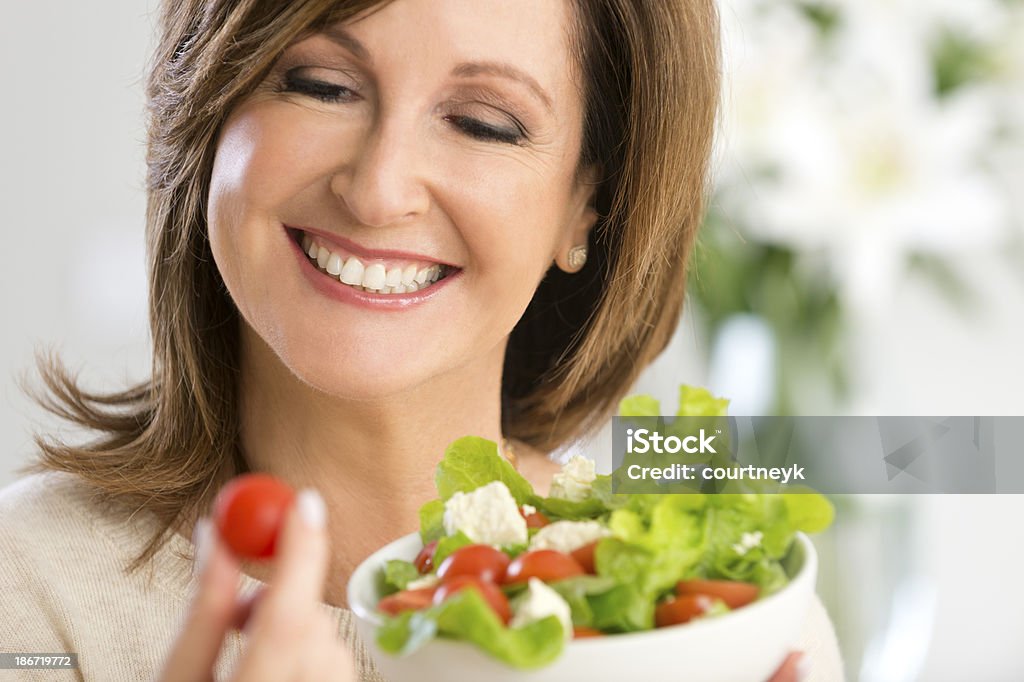 Счастливый зрелая женщина, держа салат - Стоковые фото Благополучие роялти-фри