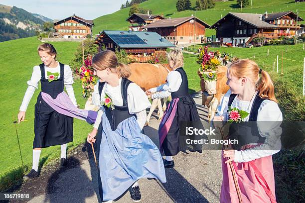 スイス牛女性リードする山 - まぶしいのストックフォトや画像を多数ご用意 - まぶしい, アクションショット, ウシ