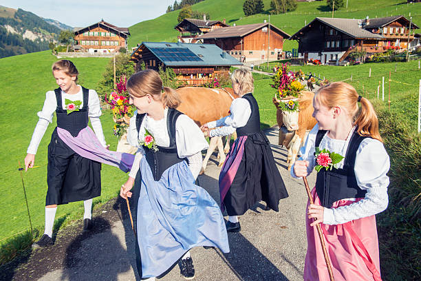 швейцарский самок привести скот на горы - alperfest стоковые фото и изображения