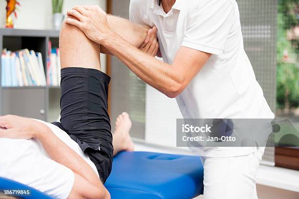 Mobilisierung Mit Hüftbeuge Stockfoto und mehr Bilder von Hüfte - Hüfte, Physiotherapie, Alternative Behandlungsmethode