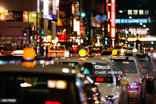 Taxi Por La Noche En La Ciudad De Tokyo Foto de stock y más banco de imágenes de Taxi - Taxi, Japón, Cultura japonesa