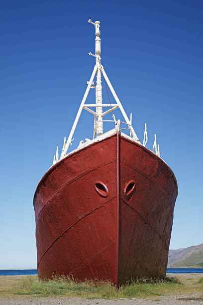 난파 레드 베셀 라잉 베스트표르드. 아이슬란드. - sailing ship shipping beached industrial ship 뉴스 사진 이미지