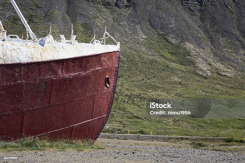 Naufrágio de um navio deitado no vermelho Westfjords. Islândia. - Foto de stock de Abandonado royalty-free