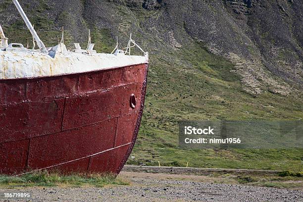 Foto de Naufrágio De Um Navio Deitado No Vermelho Westfjords Islândia e mais fotos de stock de Abandonado