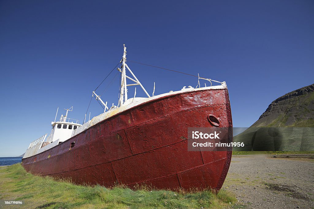 Naufrage d'un navire rouge allongé Fjords de l'ouest. Islande. - Photo de A l'abandon libre de droits