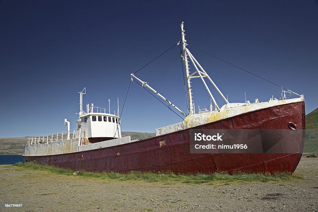 Relitto di una nave rosso disteso Fiordi occidentali. Islanda. - Foto stock royalty-free di Abbandonato