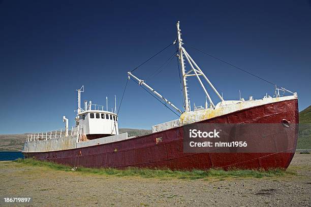 Relitto Di Una Nave Rosso Disteso Fiordi Occidentali Islanda - Fotografie stock e altre immagini di Abbandonato