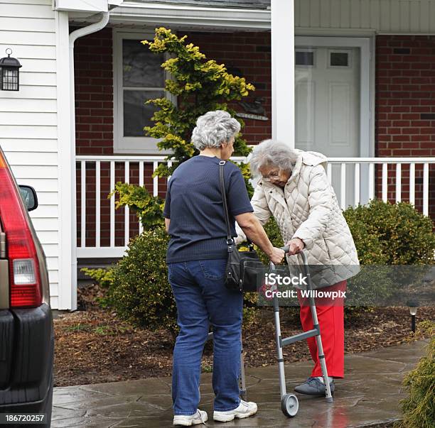 Сиделка На Дому Помогая Пожилая Женщина С Деменцией — стоковые фотографии и другие картинки Активный пенсионер