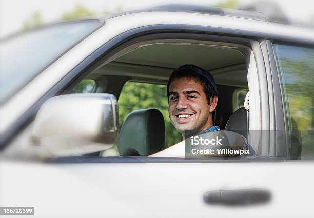 Przystojny Młody Student Prowadzenie Samochodu - zdjęcia stockowe i więcej obrazów Okno - Okno, Otwarty, Samochód