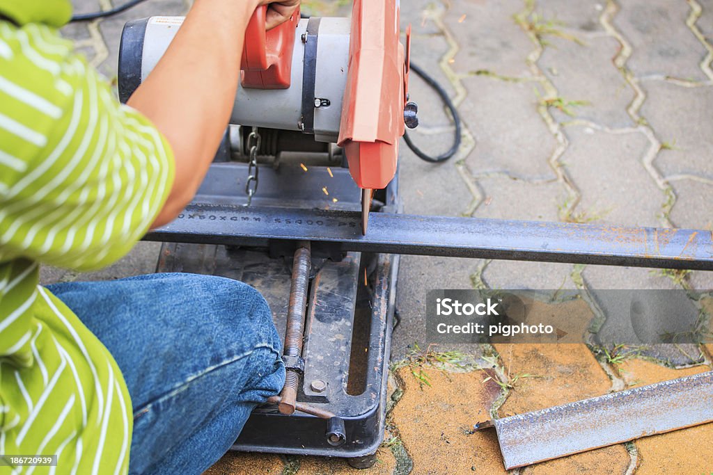 Arbeiter Schneiden Metall mit einer Schleifmaschine.   Sparks und Schleifen Bügeleisen - Lizenzfrei Arbeiten Stock-Foto