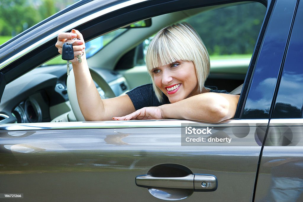 Mulher Motorista com Chave de Carro - Royalty-free Adulto Foto de stock