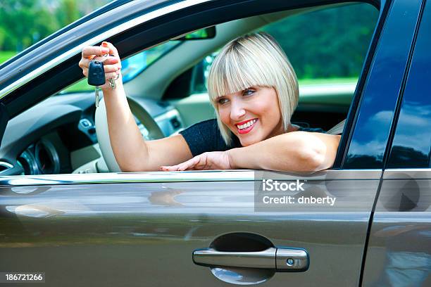 Mulher Motorista Com Chave De Carro - Fotografias de stock e mais imagens de Adulto - Adulto, Ao Ar Livre, Arrendamento de casa