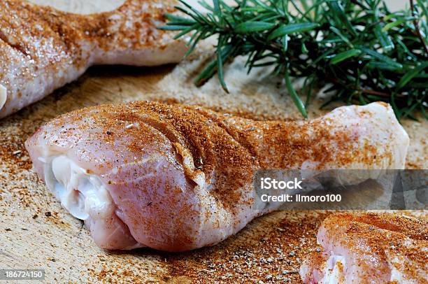 Muslo De Pollo Foto de stock y más banco de imágenes de Alimento - Alimento, Carne, Cena