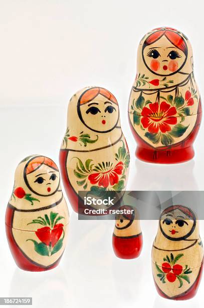 Rosyjski Drewniane Matryoshka Lalki - zdjęcia stockowe i więcej obrazów Babuszka - Babuszka, Bez ludzi, Fotografika