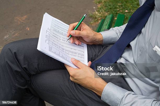 Mão De Empresário Com Notas E Caneta - Fotografias de stock e mais imagens de Aprender - Aprender, Aula de Formação, Banco - Assento