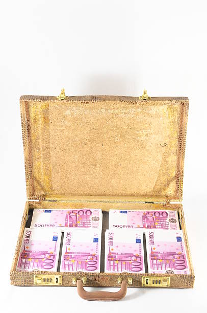 istock Suitcase Full of Banknotes 186724666