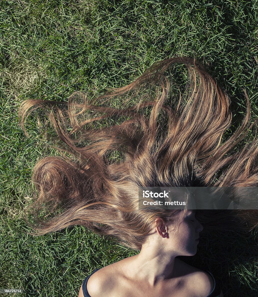 Hermosa Chica joven está lying on green grass - Foto de stock de Acostado libre de derechos
