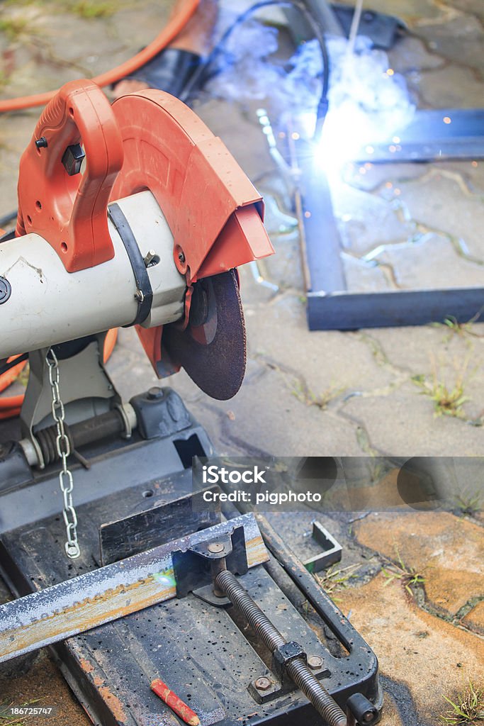 Arbeiter Schneiden Metall mit einer Schleifmaschine.   Sparks und Schleifen Bügeleisen  - Lizenzfrei Arbeiten Stock-Foto